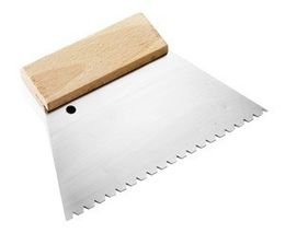 Ozubená stěrka-špachtle pro aplikaci lepidel, 1250 g